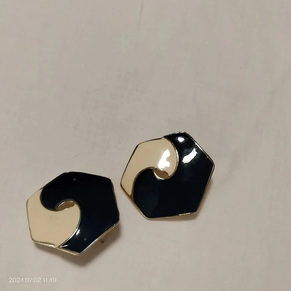 Vintage Octagon Blue Cream Enamel Swirl Clip On Earrings Retro Boho - Picture 7 of 8